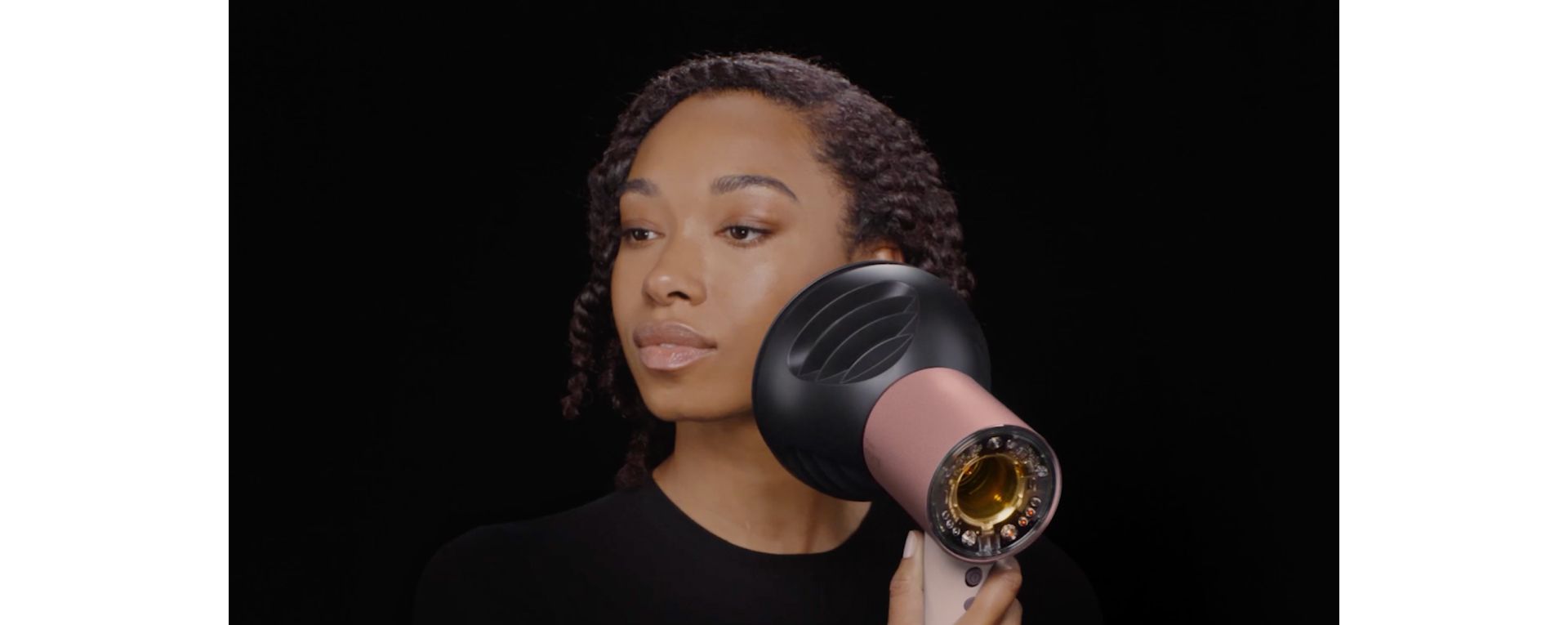 Dyson Supersonic Nural saç kurutma makinesi ile saçlarını kurutan bir model.