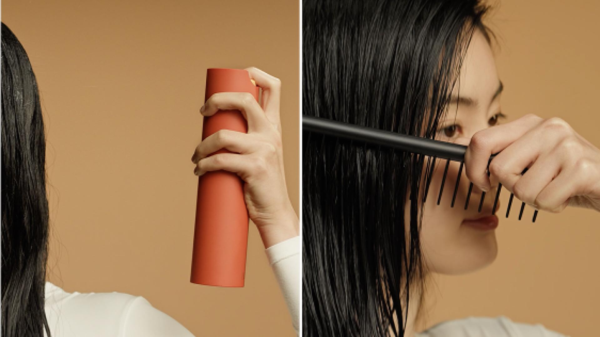 Bezoplachový kondicionér ve spreji Dyson Omega se aplikuje v podobě jemné mlhy a poté se včeše do vlasů.