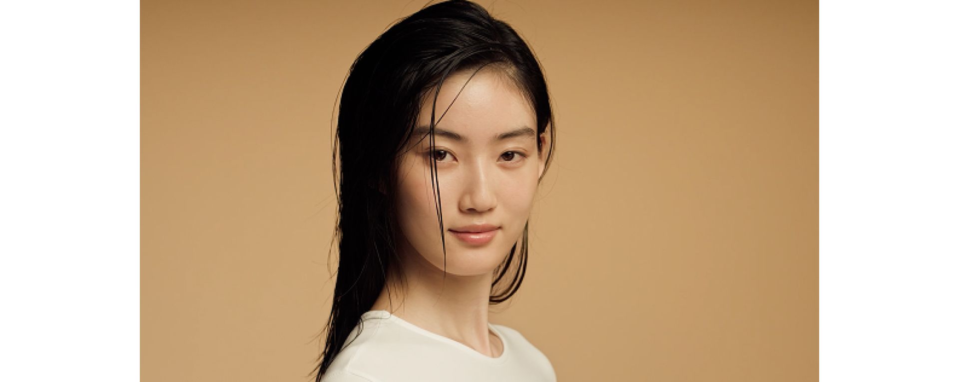 Havluyla kurutulmuş nemli saça sahip bir model.