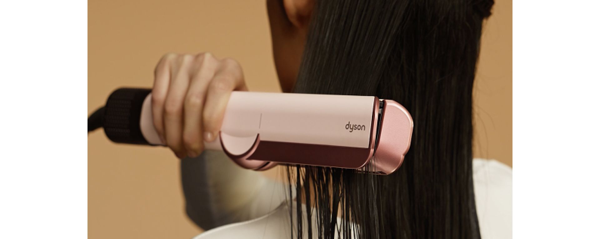 Dyson Airstrait saç düzleştirici ile saçını kurutup düzleştiren bir model.