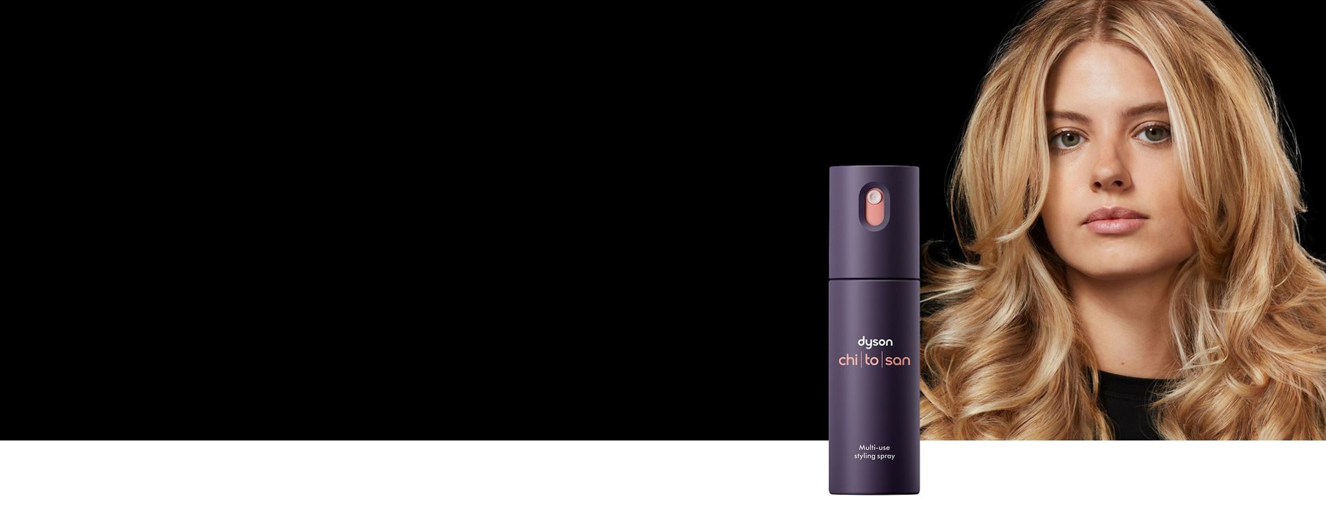 Dyson Chitosan çok amaçlı şekillendirme spreyin arkasında duran, saçları şekillendirilmiş bir model.