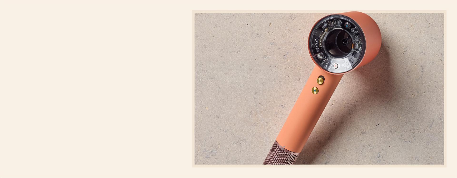 Dyson hajformázó eszközök beton háttér előtt