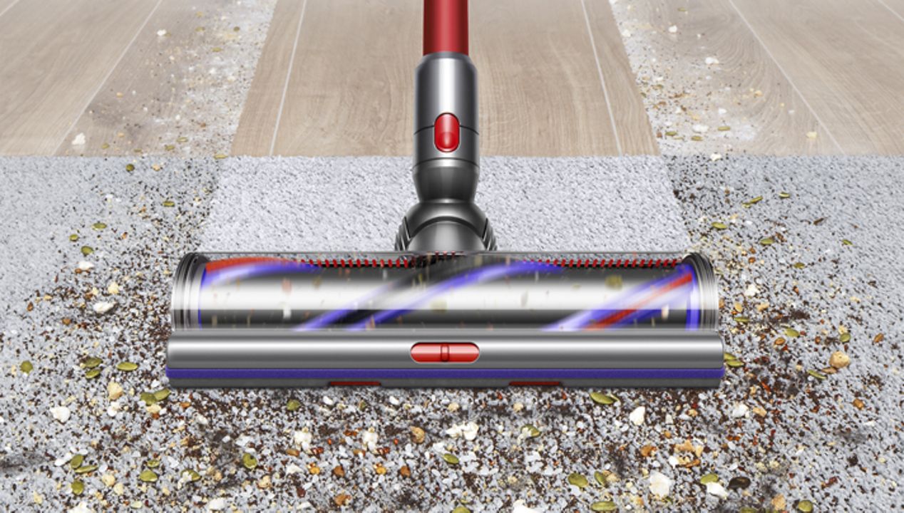 Digital Motorbar XL™ cleaner head moving from hard floor to carpet