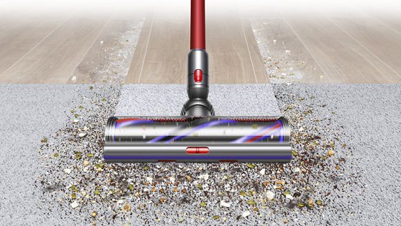 Aspirateur Dyson Outsize+ passant d"un plancher dur au tapis