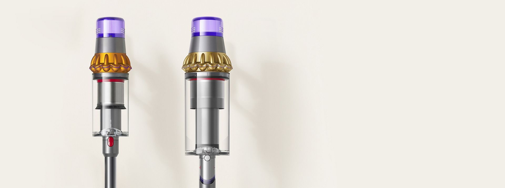 Aspirateur Dyson Outsize avec un collecteur 150 % plus grand à côté du collecteur du Dyson V15 Detect
