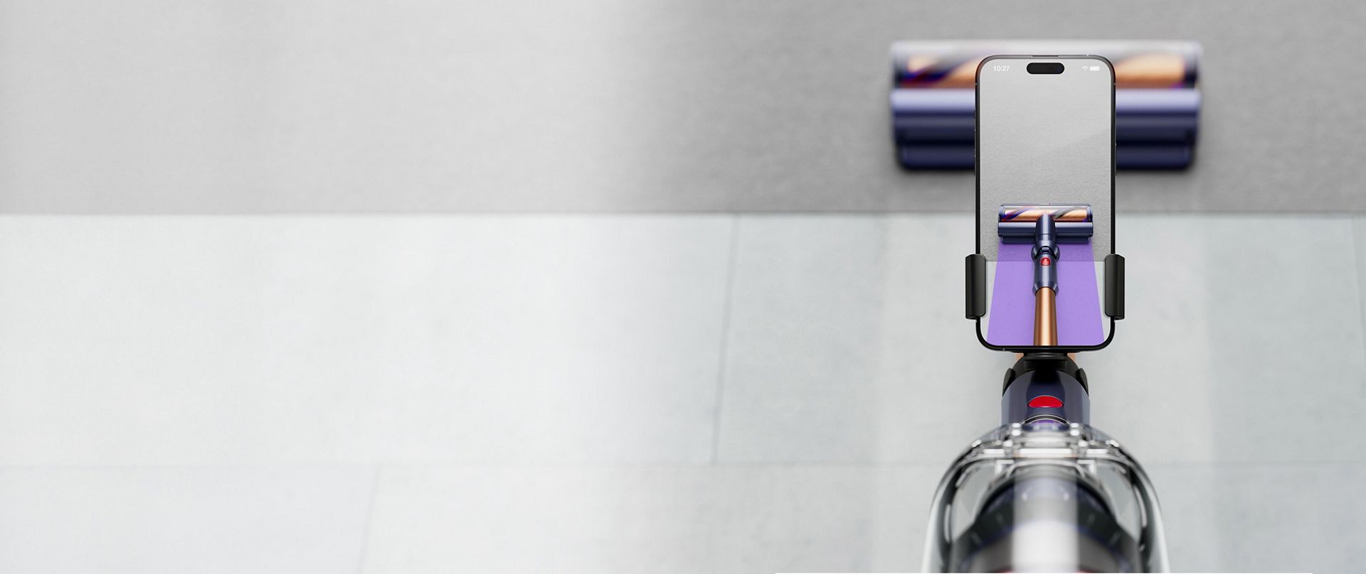 'Dyson CleanTrace auf dem Bildschirm eines iPhones in Verbindung mit dem kabellosen Staubsauger Dyson Gen5detect.