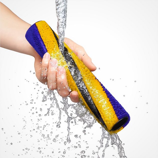Dyson Gen5detect Absoluteクリーナーのブラシバーを水洗いする手