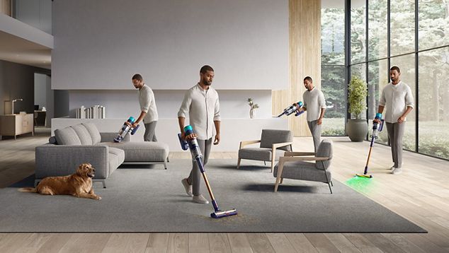 Homme nettoyant tout autour de la pièce, sur le canapé, la moquette et les sols durs.
