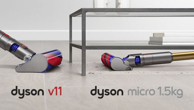 Dyson Micro 1.5kg nettoyant sous une table, comparé au Dyson V11.