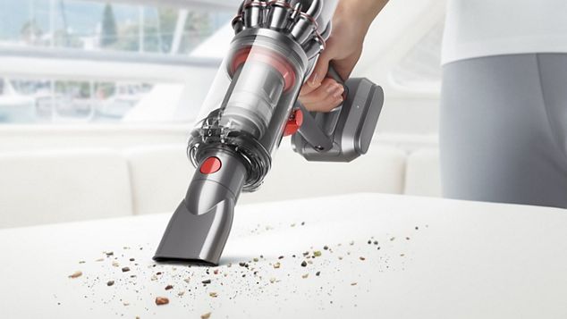 テーブルの食べかすを除去するDyson Microハンディクリーナー