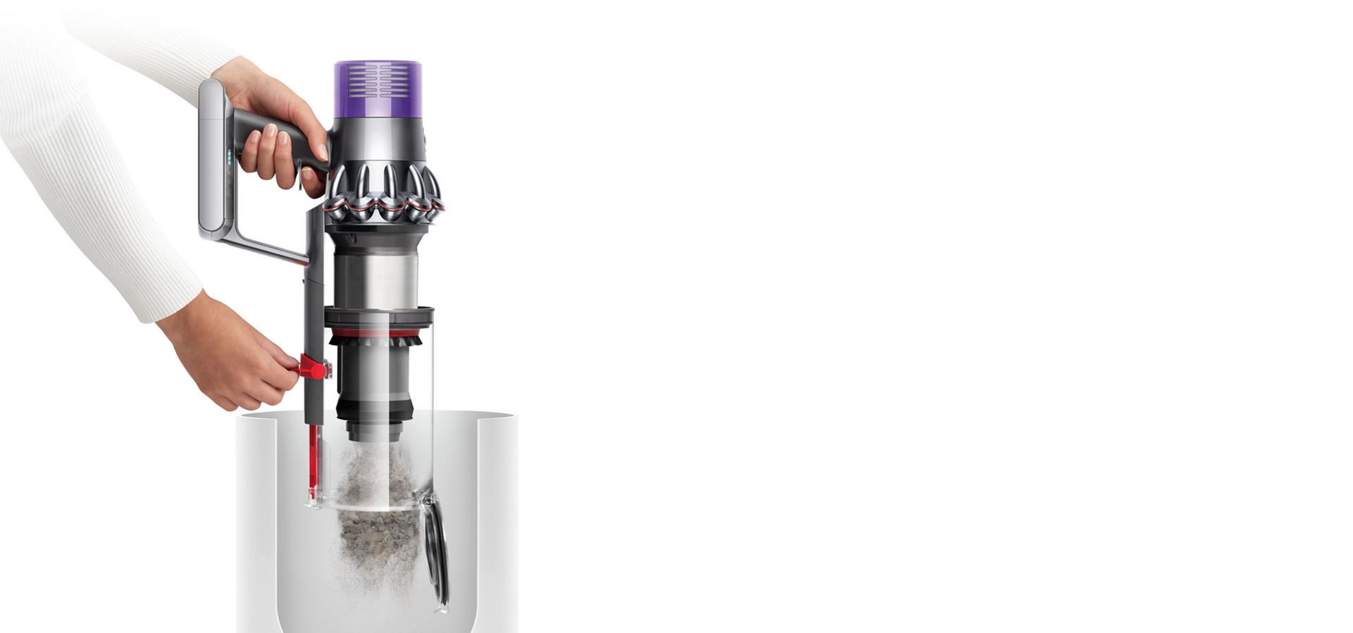 Depósito do aspirador Dyson Cyclone V10™ a ser esvaziado