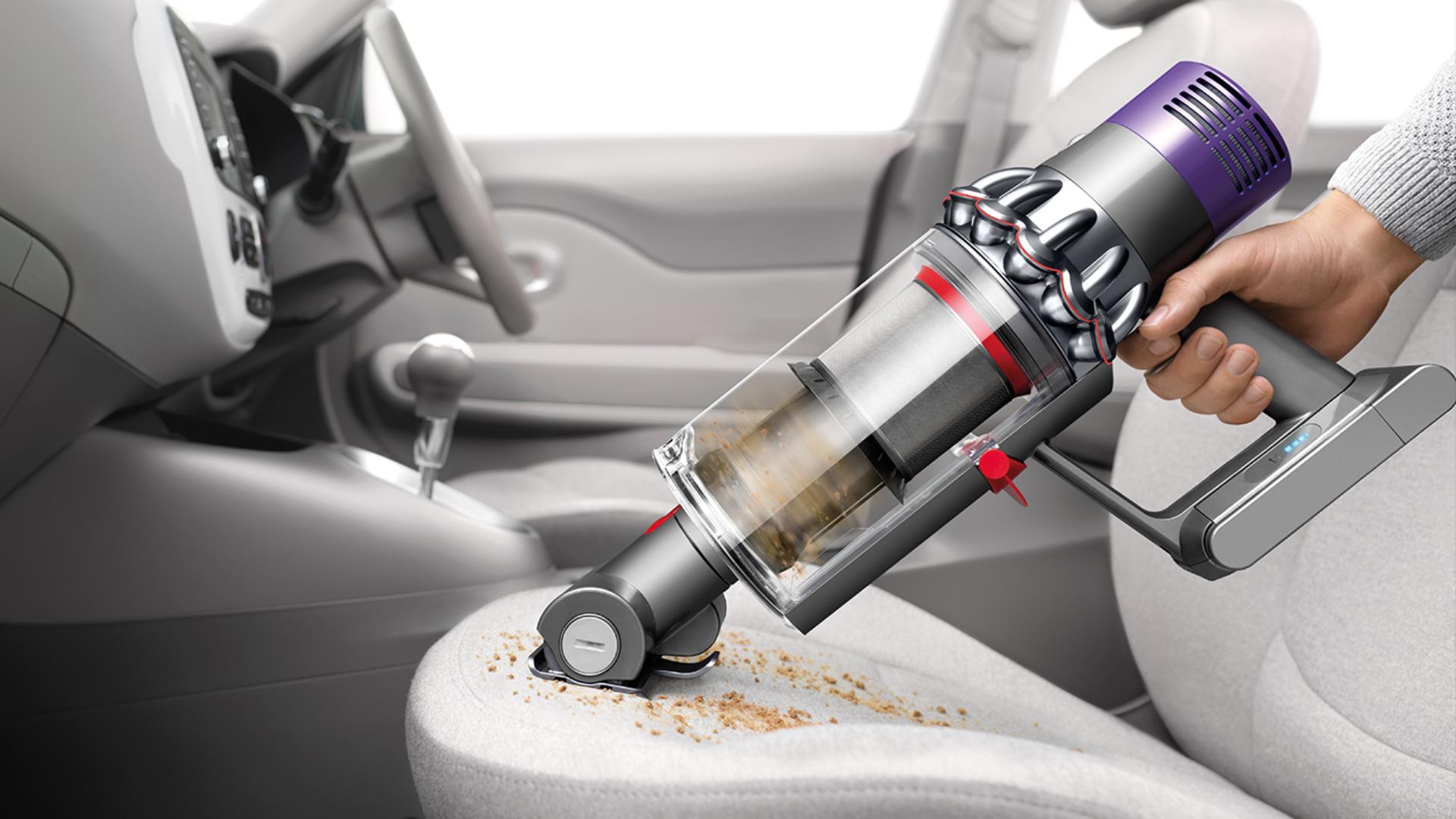 V10 lietots kā rokas putekļu sūcējs, lai tīrītu auto salonu