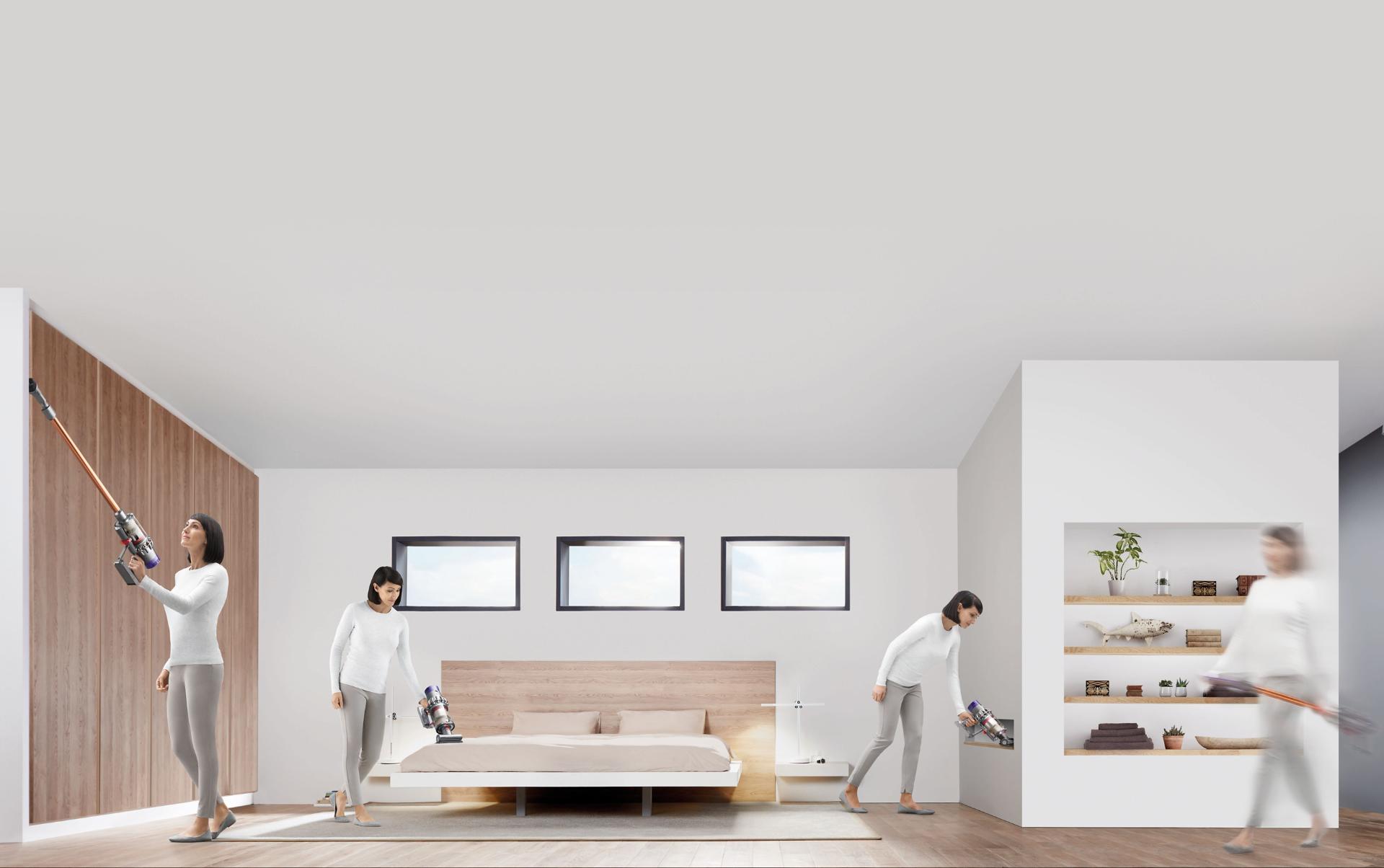 Žena používa vysávač Dyson Cyclone V10 na vysávanie rôznych častí domácnosti.