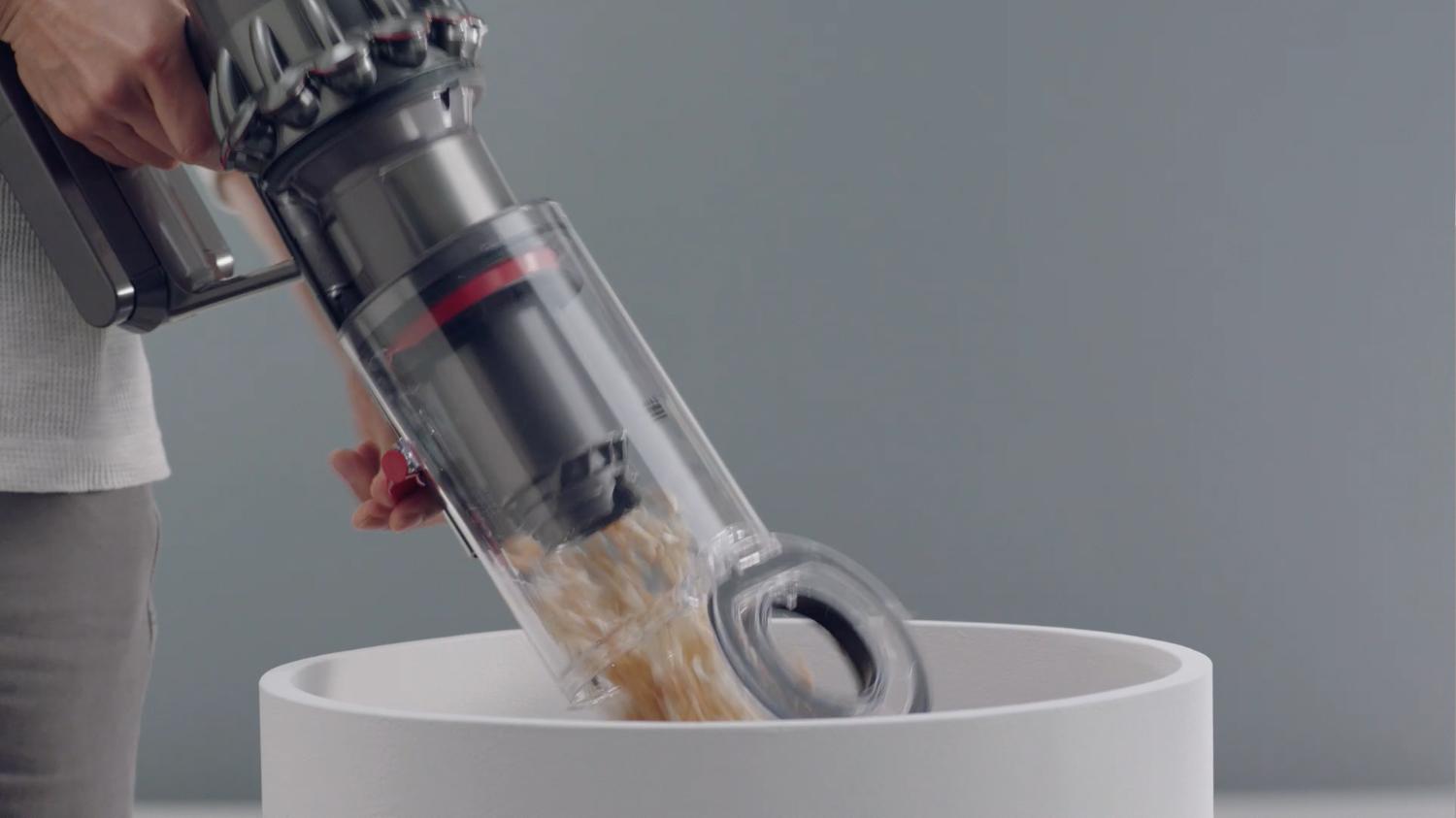 Dyson V11™ fuld støvbeholder, der bliver tømt