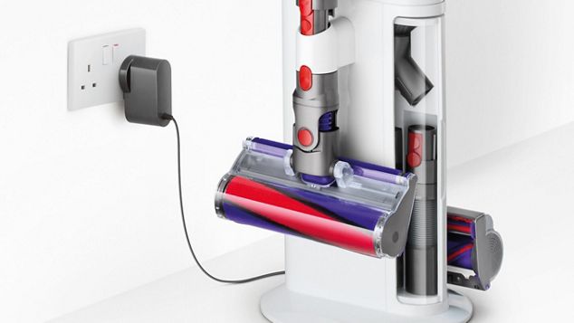Grande plano do Dyson Cyclone V10 Dok™ com a ficha inserida numa tomada de parede