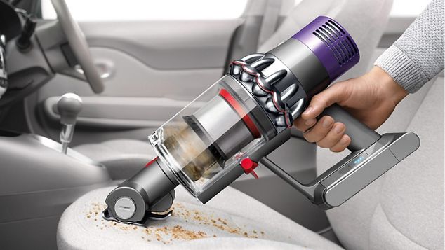 Dyson V10ハンディクリーナーで車を掃除