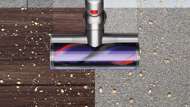 dyson-cyclone-v10-absolute-powerful-cross-surface-suction Donna che pulisce un pavimento utilizzando l'aspirapolvere Dyson Cyclone V10