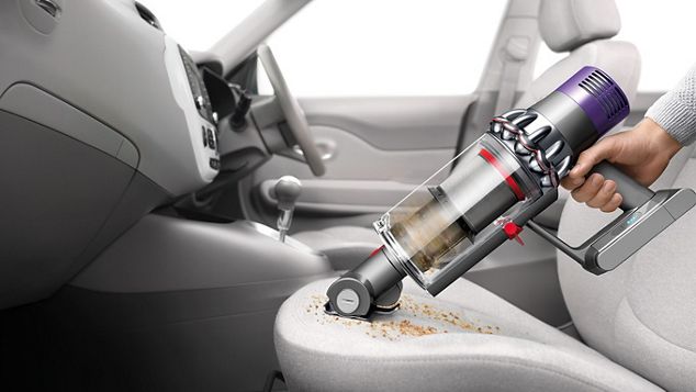 dyson-cyclone-v10-vacuum-handheld-configuration Dyson Cyclone V10 utilizzato come portatile per pulire l'interno di un'auto