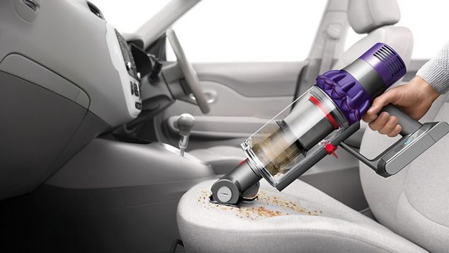 Der Dyson Cyclone V10 Staubsauger wird als Handstaubsauger zum Reinigen eines Fahrzeuginnenraums verwendet