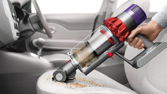 Der Dyson Cyclone V10 Staubsauger wird als Handstaubsauger zum Reinigen eines Fahrzeuginnenraums verwendet