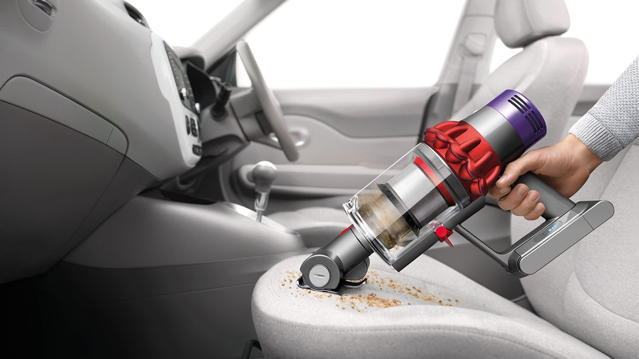 dyson-cyclone-v10-vacuum-handheld-configuration Dyson Cyclone V10 utilizzato come portatile per pulire l'interno di un'auto