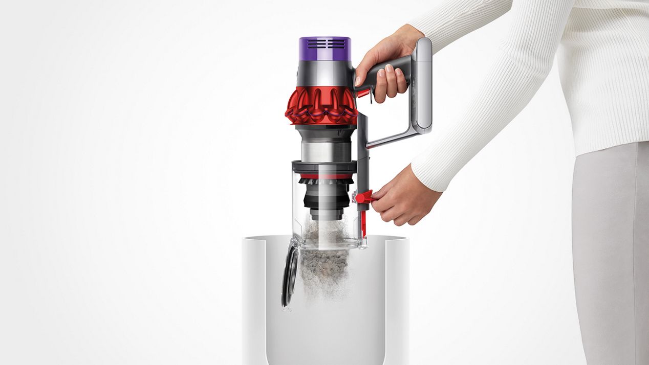 dyson-cyclone-v10-vacuum-point-and-shoot-bin-emptying Il contenitore dell'aspirapolvere viene svuotato nel cestino dei rifiuti