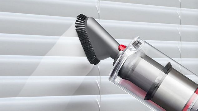 Dyson Cyclone V10 utilizzato come portatile per pulire l'interno di un'auto