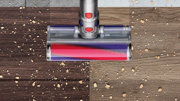Passaggio della spazzola High Torque dell'aspirapolvere senza filo Dyson V11 Parquet Extra dal pavimento a un tappeto