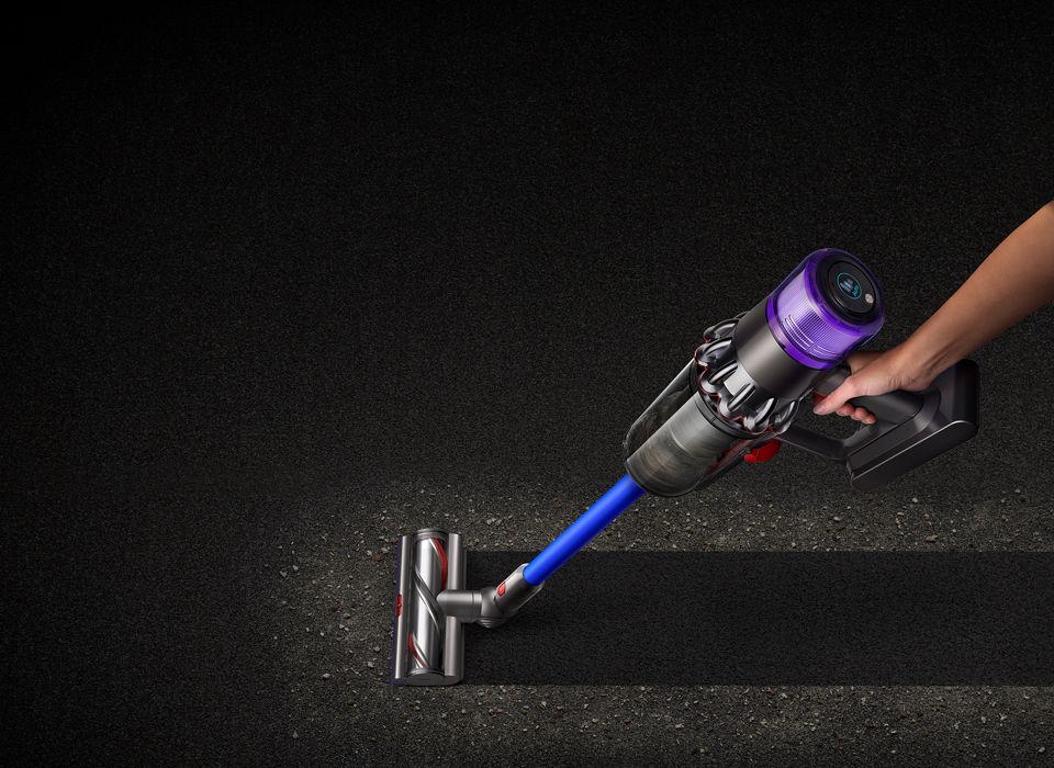  Seitenansicht des Dyson V11 Absolute Staubsaugers bei der Teppichreinigung