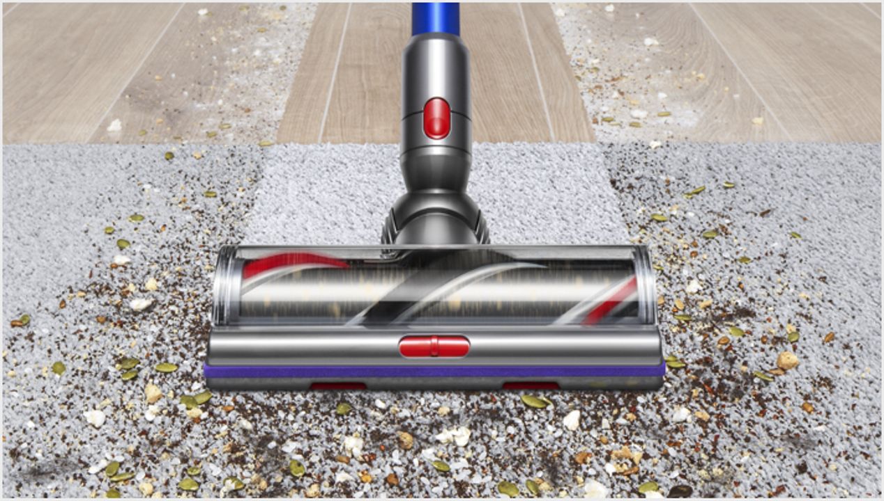 Passaggio della spazzola High Torque dal pavimento a un tappeto Passaggio della spazzola High Torque dal pavimento a un tappeto