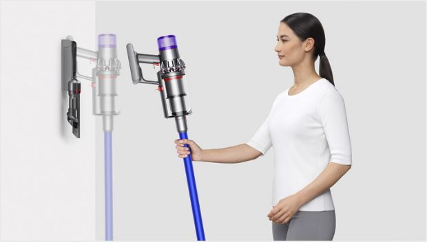 Odkladanie odkurzacza do stacji dokującej