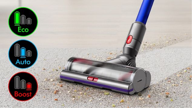 Frau reinigt die Decke mit dem Dyson V11™ Staubsauger