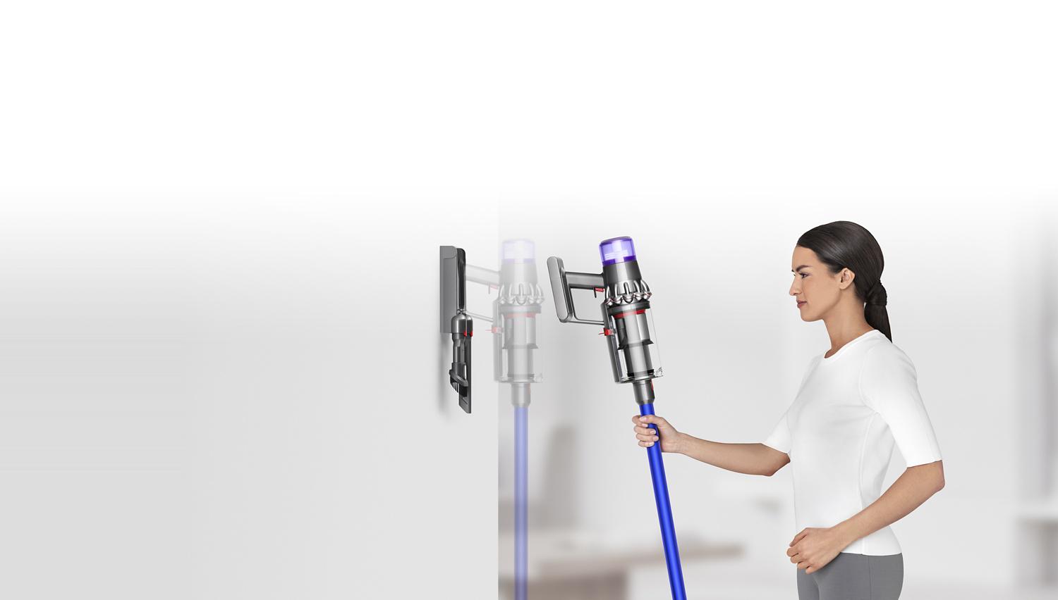 Femme plaçant l’aspirateur Dyson V11™ sur la station de charge murale