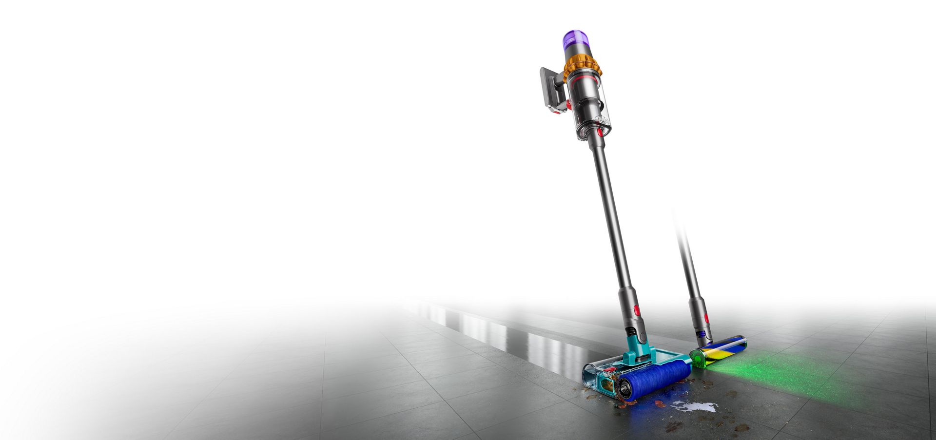 Le Dyson V15s Detect Submarine avec sa brosse lavante, lave les sols durs. La deuxième brosse est placée à côté du rouleau.