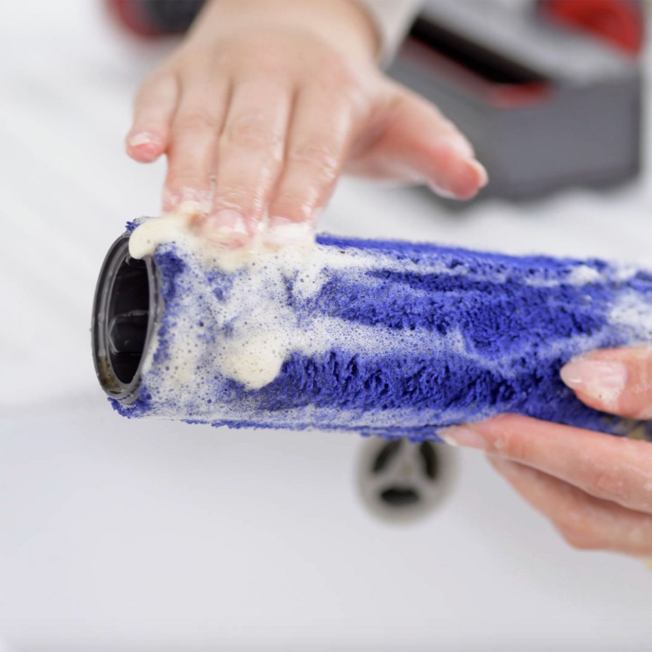 Мокрый валик моют Мокрый валик моют