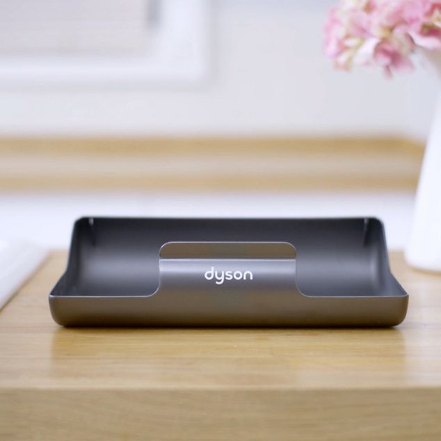 Un socle vide sur une table. Un socle vide sur une table.