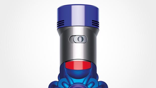 zbliżenie na suwak trybów mocy na obudowie odkurzacza Dyson V7