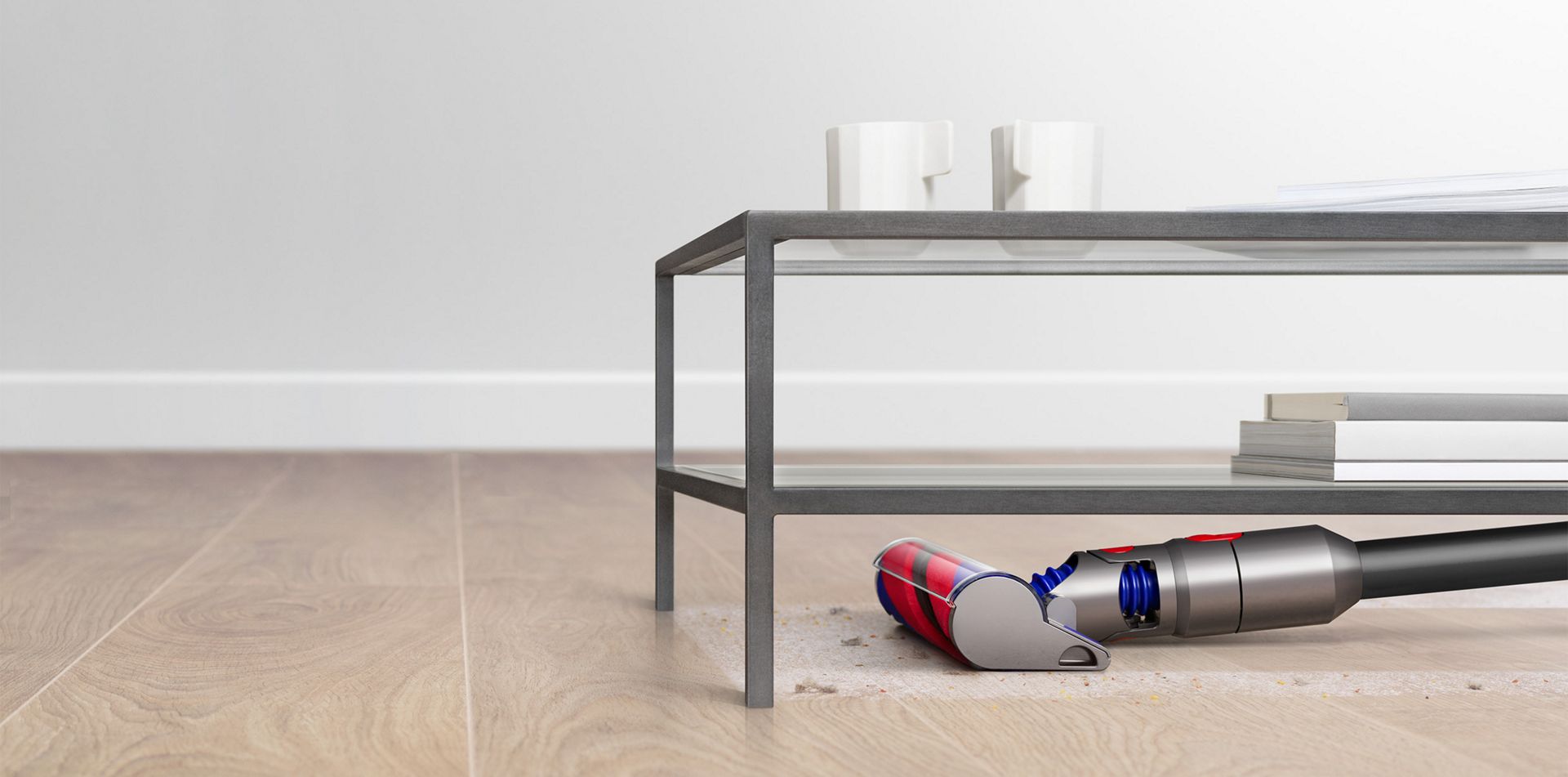 Dyson V8で家全体を掃除する女性 