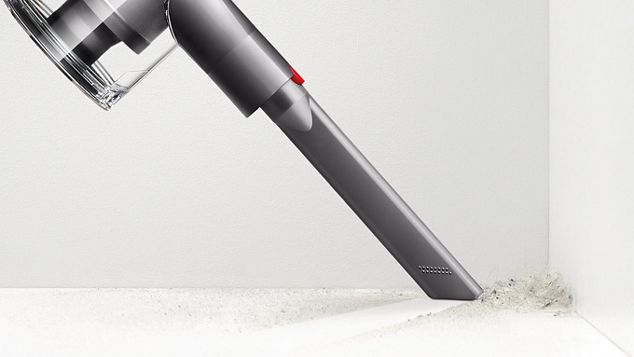 ソファーを掃除するダイソンクリーナー
