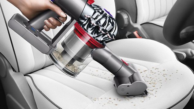 車のシートを掃除するダイソンクリーナー