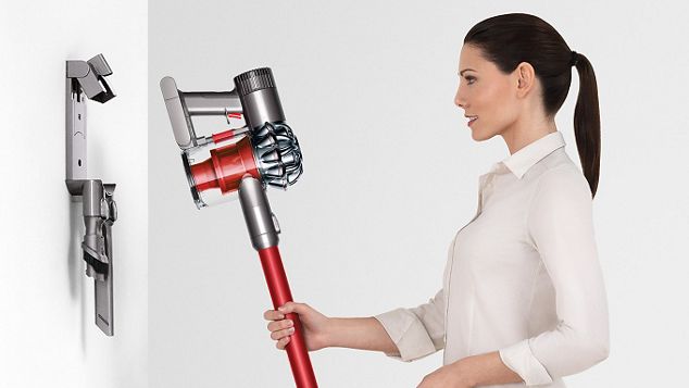 掃除機「Dyson V8 Slim」を充電ドックに入れる人