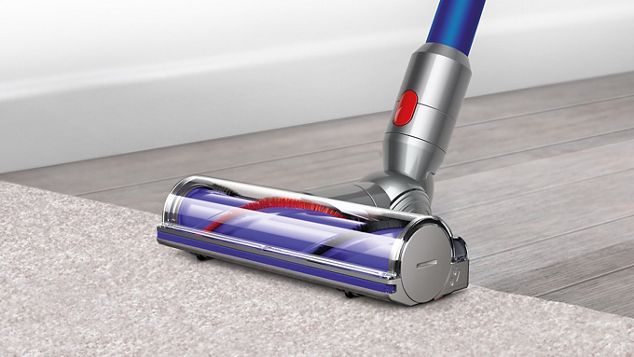 Cabezal de limpieza Direct-drive Dyson V8 limpiando en alfombra y suelo duro