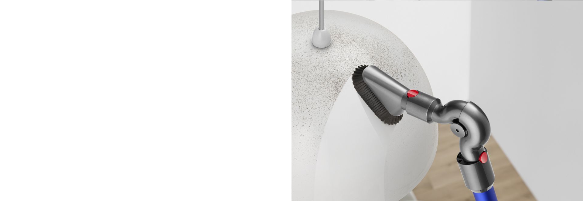 Adaptateur pour nettoyer en hauteur muni de la mini-brosse douce d’époussetage à retrait rapide utilisé pour enlever la poussière d’un abat-jour. 