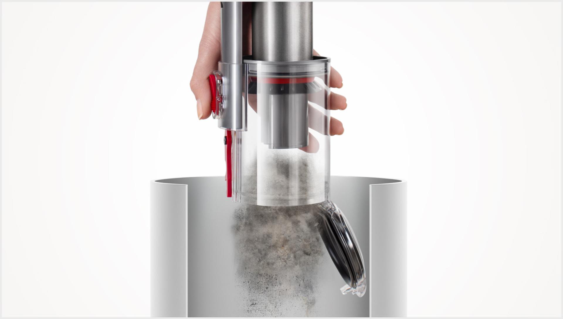 שואב Dyson Omni-glide פולט אבק לתוך פח האשפה