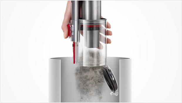 שואב Dyson Omni-glide פולט אבק לתוך פח האשפה