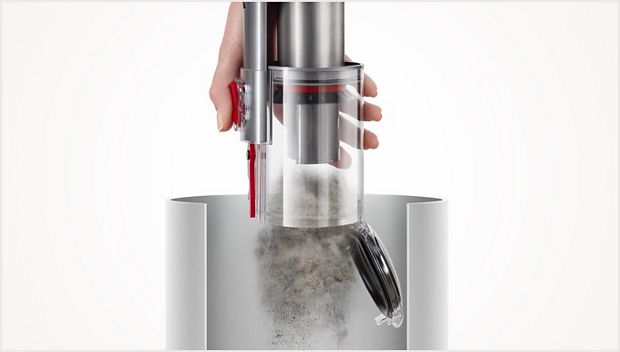 שואב Dyson Omni-glide פולט אבק לתוך פח האשפה