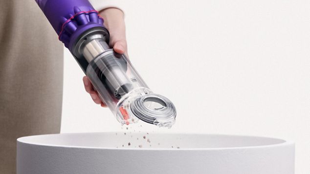 ゴミ箱にゴミを排出するDyson Omni-glideクリーナー