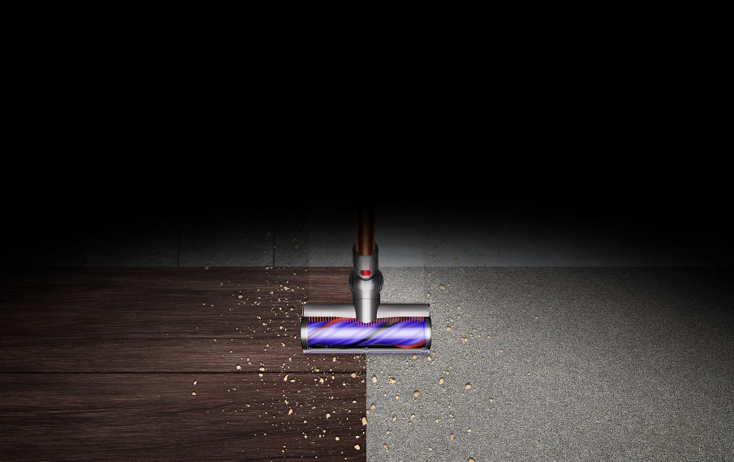 La tête motorisée Torque de l’aspirateur Dyson Cyclone V10 ramassant des débris sur plusieurs types de surfaces.