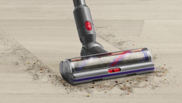 Tozları ve saçları toplayan Digital Motorbar™ temizleme başlığı