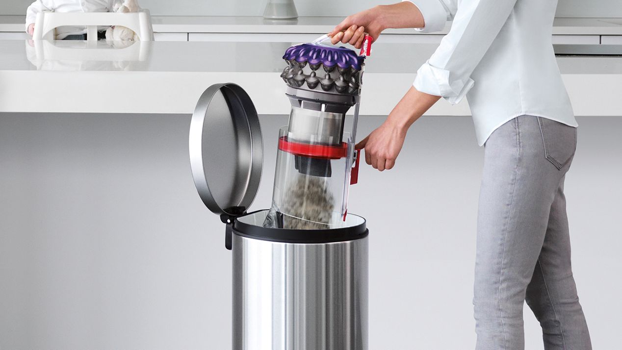 Aspirateur Dyson Big Ball en train d’être vidé dans une poubelle. Aspirateur Dyson Big Ball en train d’être vidé dans une poubelle.